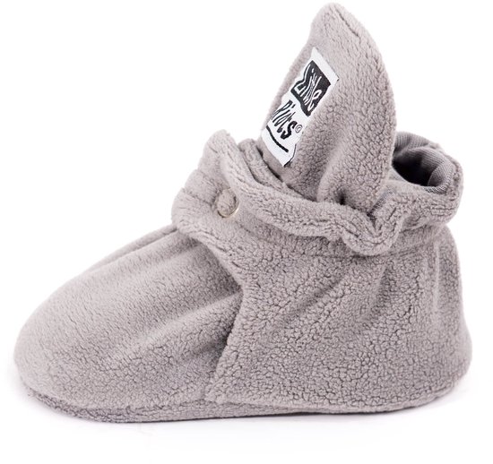 Grijze fleece babyslof, zijkant zichtbaar, met Little Riots logo en drukknoop.