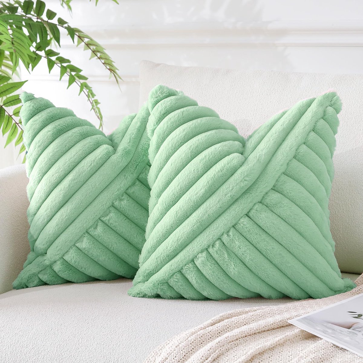 Azomor® Set van twee decoratieve kussenhoezen met zachte kunstpelz in saliegroen