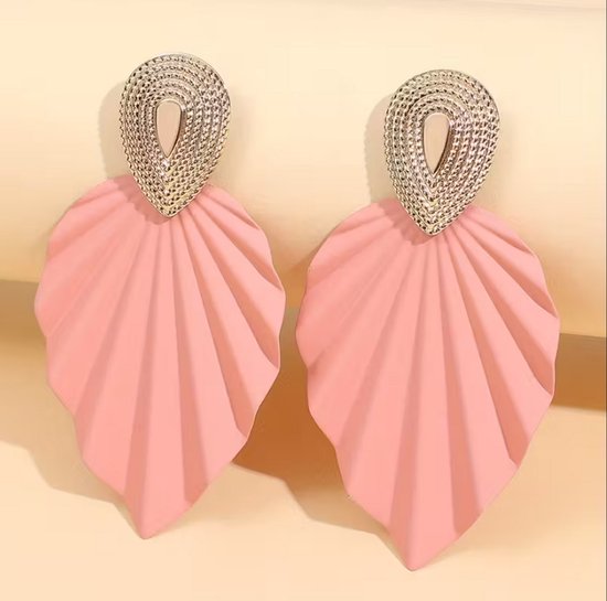 Pendentifs d'oreilles roses en forme de coquillage avec un détail texturé argenté en haut.