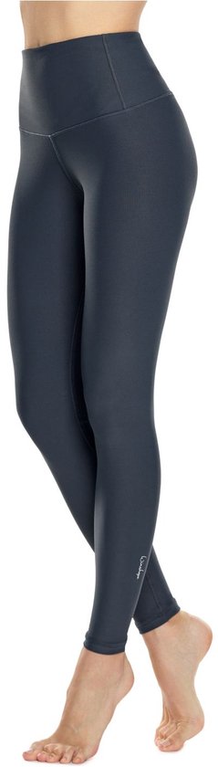 Grijze sportlegging met logo op de enkel, staand op één been, zijaanzicht.