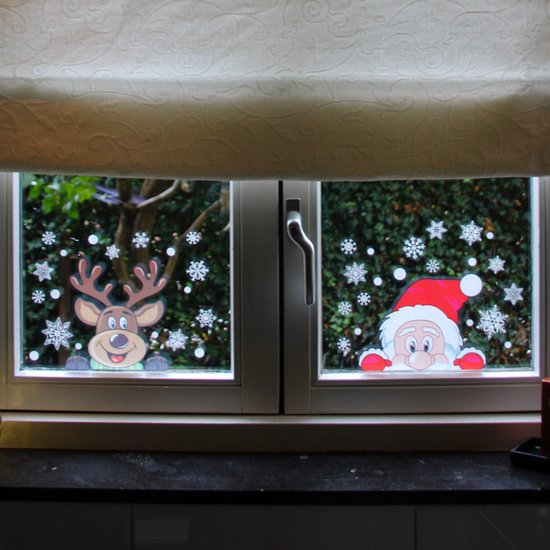 Raam met kerstman en rendier stickers en sneeuwvlokken. Met tekst 'Raamdecoratie'.