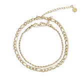 Gouden schakelarmband en koordarmband, gescheiden door een verlengketting met een rond bedeltje.