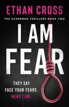 Boekomslag met de titel 'I AM FEAR' in grote witte letters, met een rode strop aan de rechterkant. De naam Ethan Cross staat bovenaan.