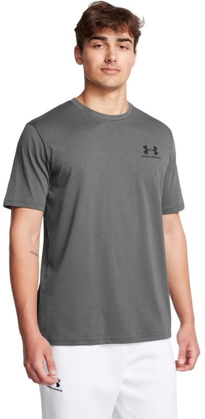 Man met grijze Under Armour T-shirt, logo en tekst op linkerborst.