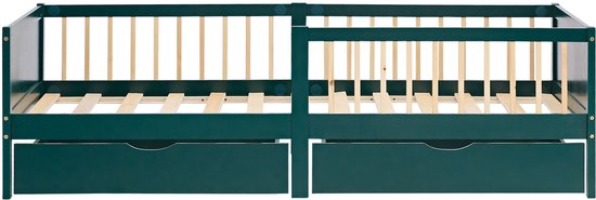 Groen houten kinderbed, 90x200 cm, met twee bedladen.