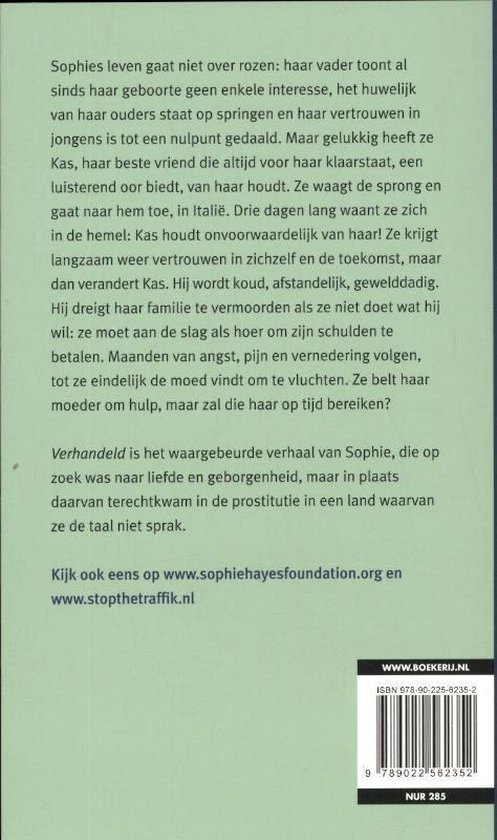 Achterkant van het boek 'Verhandeld' met tekst over het verhaal van Sophie, haar vader, Kas, en mensenhandel. Website-adressen onderaan.