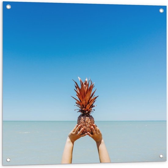 Tuinposter – Gouden Ananas bij Zee - 80x80cm Foto op Tuinposter  (wanddecoratie voor buiten en binnen)