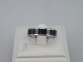 RVS ring maat 18 uitgevoerd in zilver dunne randje aan beide kant en midden brede zwarte PVD coating. Deze ring is zowel geschikt voor dame of heer.