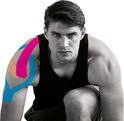 Zwart-wit portret van een man met blauwe, roze en beige CureTape op zijn schouder en bovenarm.