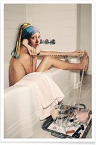 JUNIQE - Poster Girl with Pearl Earring Bath time -30x45 /Grijs &
