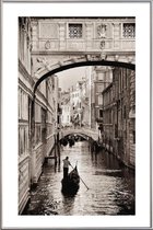 JUNIQE - Poster met kunststof lijst Gondel in Venetië -20x30 /Bruin &
