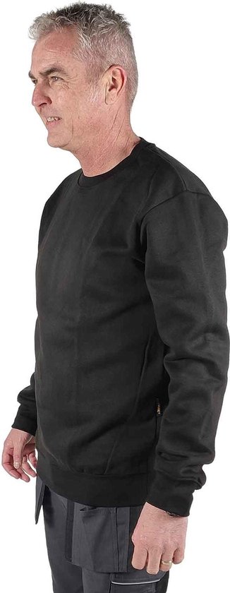 Un homme porte un sweatshirt noir à col rond STØRVIK, uni, manches longues.