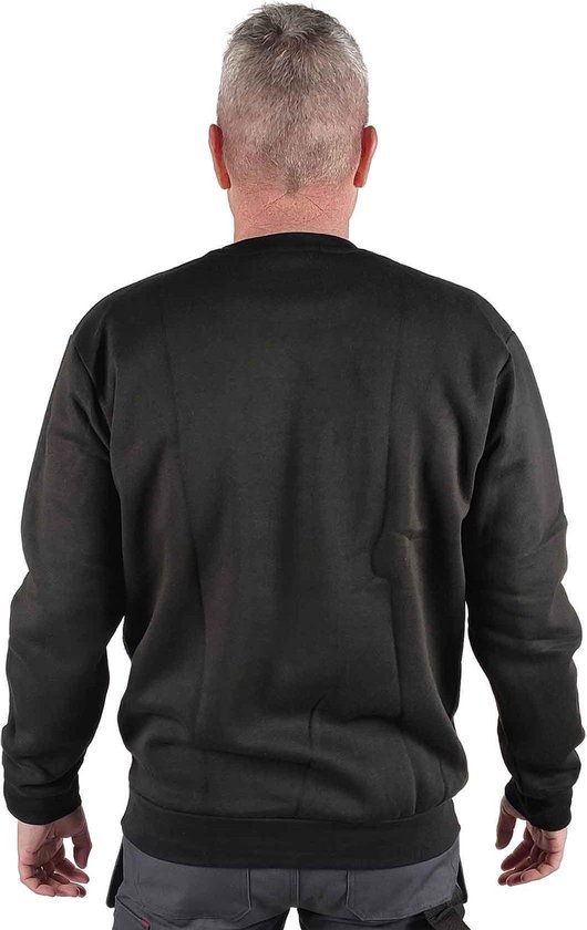 Un homme porte dans le dos un sweatshirt noir à col rond STØRVIK, uni.