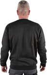 Un homme porte dans le dos un sweatshirt noir à col rond STØRVIK, uni.