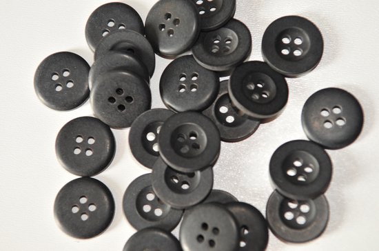 Mooie Zwarte 4 gaats knoop. Doorsnede 18mm. Zakje van 25 stuks.