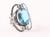 Opengewerkte zilveren ring met blauwe topaas - maat 17.5