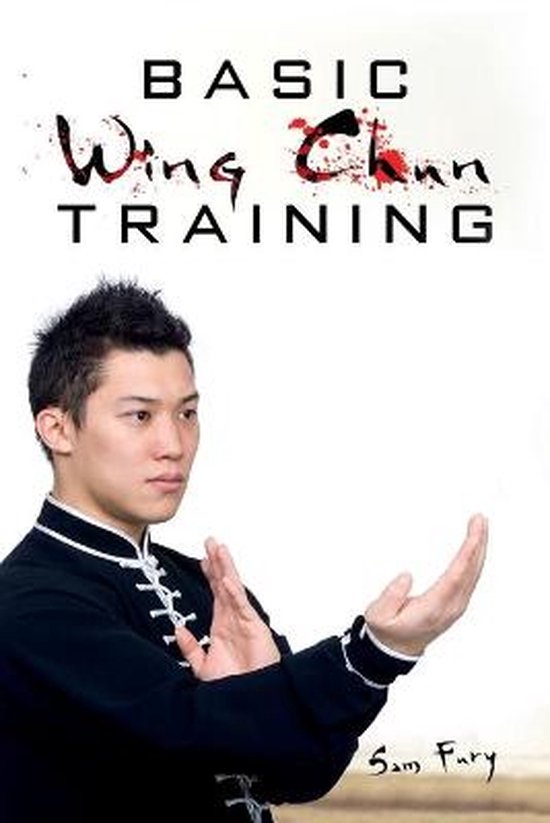 Een Aziatische man met een zwart trainingskostuum met witte knopen, staand in een vechtsport pose. De tekst 'BASIC Wing Chun TRAINING' is zichtbaar.