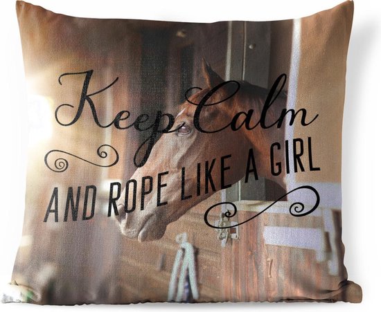 Buitenkussens - Tuin - Paarden quote 'Keep calm and rope like a girl' en een bruin paard in een stal - 60x60 cm