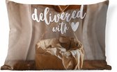 Buitenkussens - Tuin - Quote voor thuis 'delivered with love' tegen een simpele achtergrond - 50x30 cm