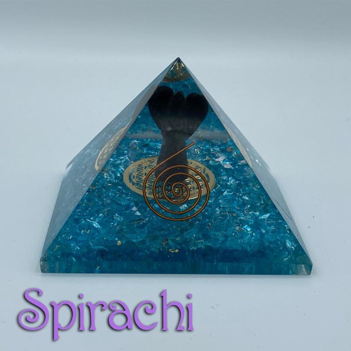 Spirachi - Blue Agate orgonite piramide met engel