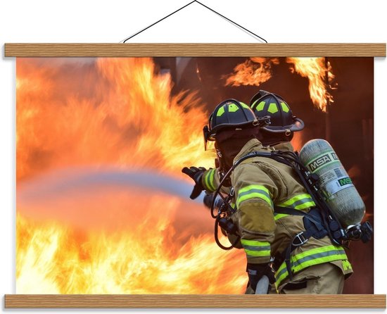 Schoolplaat – Grote Brand Blussend door Brandweer - 60x40cm Foto op Textielposter (Wanddecoratie op Schoolplaat)