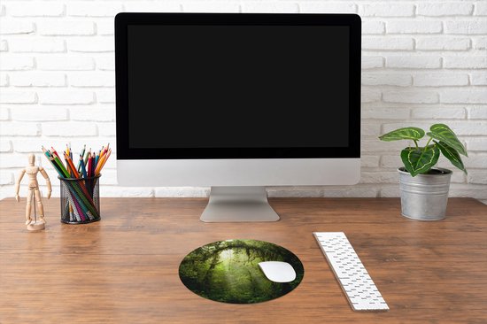 Muismat Diep in de jungle - Zonnestralen glippen door het tropische bladerdak Muismat rond - 30x30 cm - Muismat met foto