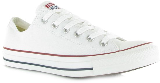 Lage witte Converse Chuck Taylor sneaker met rood en blauw detail op de zool.