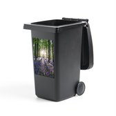 Autocollant de conteneur Jacinthe étoilée - Tous les arbres avec des jacinthes étoilées violettes entre les deux - 40x60 cm - Autocollant de poubelle à roulettes - Autocollant de conteneur résistant aux intempéries
