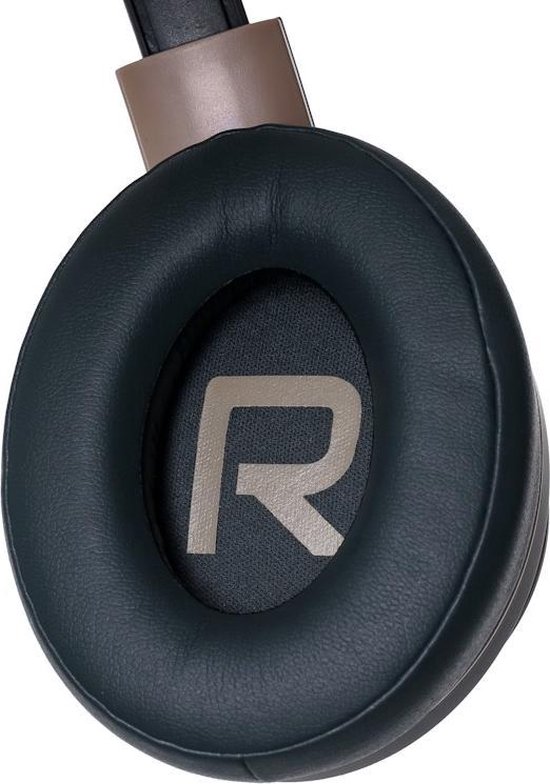 Close-up van de rechter oorschelp van een PowerLocus P6 koptelefoon met een 'R'.