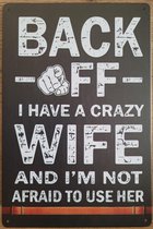 Back Off Crazy Wife Reclamebord van metaal METALEN-WANDBORD - MUURPLAAT - VINTAGE - RETRO - HORECA- BORD-WANDDECORATIE -TEKSTBORD - DECORATIEBORD - RECLAMEPLAAT - WANDPLAAT - NOSTA