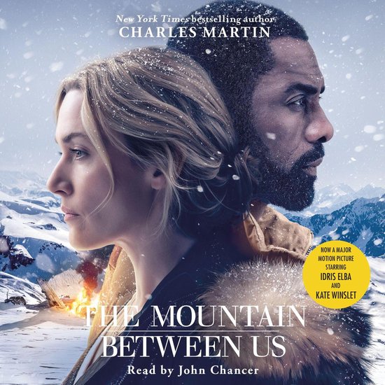 De winterse bergen op de achtergrond met op de voorgrond de profielen van een blonde vrouw en een zwarte man. De titel 'The Mountain Between Us' en de cast van de film Idris Elba en Kate Winslet.