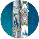 Dibond Wandcirkel - Twee Cruiseschepen naast Elkaar - 70x70cm Foto op Aluminium Wandcirkel (met ophangsysteem)