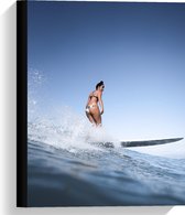 Canvas  - Vrouw op Golf met Surfplank - 30x40cm Foto op Canvas Schilderij (Wanddecoratie op Canvas)