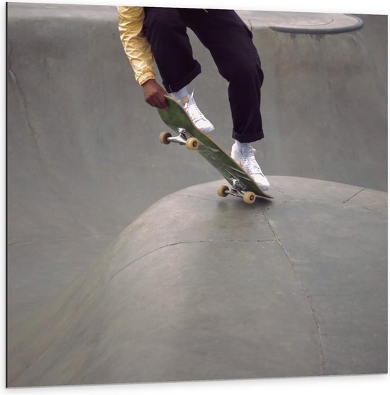 Dibond - Skateboarder op Baan - 100x100cm Foto op Aluminium (Wanddecoratie van metaal)