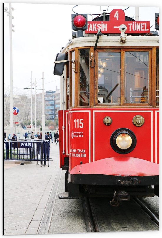 Dibond - Rode Tram in de Stad - 60x90cm Foto op Aluminium (Wanddecoratie van metaal)