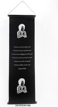 Sathya Sai Baba - Wanddoek - Wandkleed - Wanddecoratie - Muurdecoratie - Spreuken - Meditatie - Filosofie - Spiritualiteit - Zwart Doek - Witte Tekst - 122 x 35 cm.