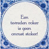 Delfts Blauwe Spreukentegel - Een tevreden roker is geen onrust stoker!