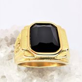 Goudkleur edelstaal zegelring met zwart edelsteen maat 22. Mooie bewerkt zijkant met draak motief, prachtig ring om te dragen bij elke outfit en ook leuk om te geven.
