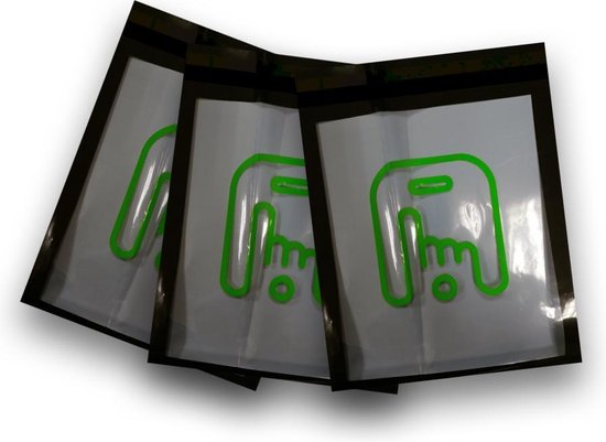 Trois pochettes transparentes avec des lignes vertes, sur fond blanc.