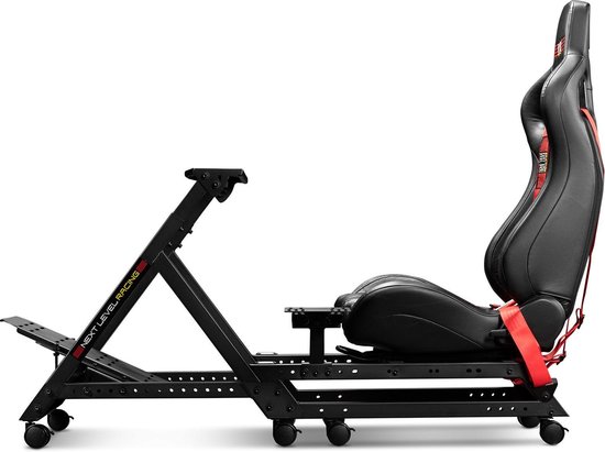 Zwarte racestoel met rode gespen en Next Level Racing logo op een zwart frame met wieltjes.