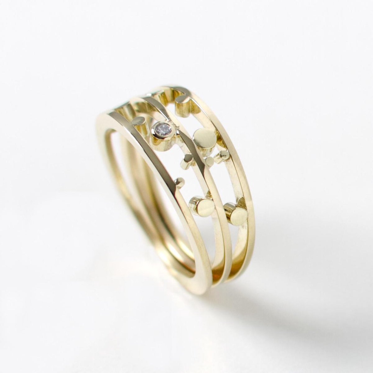 oppervlakkig Raad In werkelijkheid 14 karaat geel gouden ring bestaande uit 3 bandjes waaraan de verschillende  stippen... | bol.com