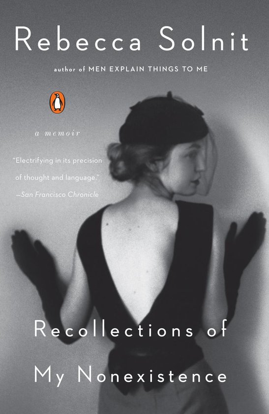 Boek "Recollections of My Nonexistence" van Rebecca Solnit, met een foto van een vrouw in een hoed en sluier.