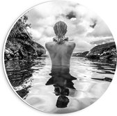 Forex Wandcirkel - Naakte Vrouw in het Water (zwart/wit) - 20x20cm Foto op Wandcirkel (met ophangsysteem)