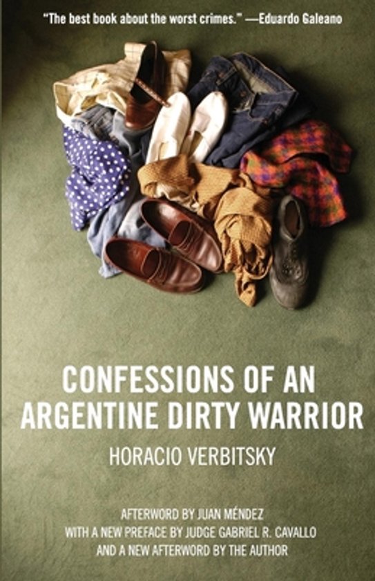 Boekomslag met de titel 'Confessions of an Argentine Dirty Warrior'. Een hoop kleding, schoenen en een quote van Eduardo Galeano.