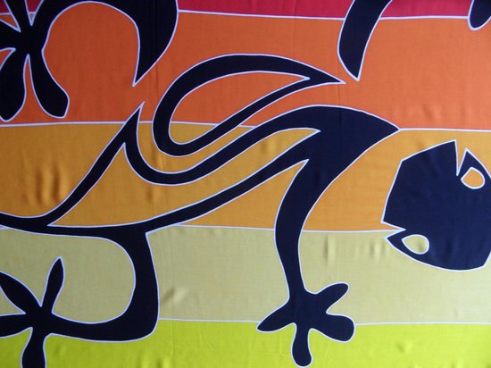 Sarong, pareo, hamamdoek, wikkeljurk handbeschilderd figuren gekko patroon lengte 115 cm breedte 165 kleuren zwart rood geel oranje.