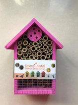 Insectenhotel 20 cm hoog kleur Roze