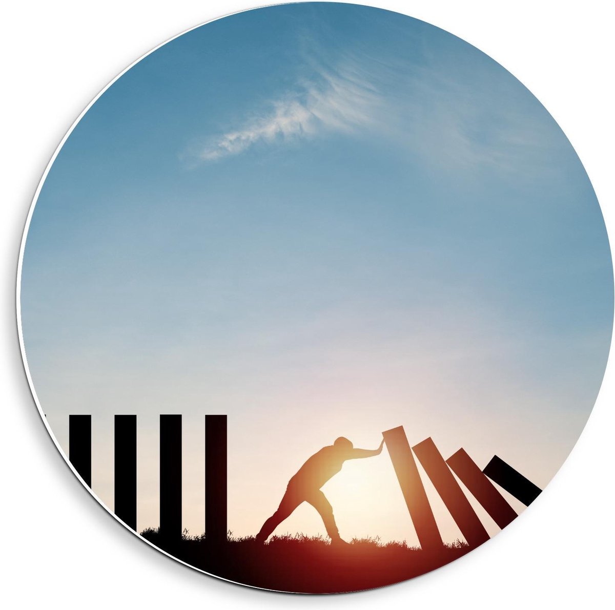 Forex Wandcirkel - Persoon duwend tegen Palen - 40x40cm Foto op Wandcirkel (met ophangsyst
