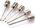 Vijf zilverkleurige metalen ballenpompprikkers met schroefdraad.