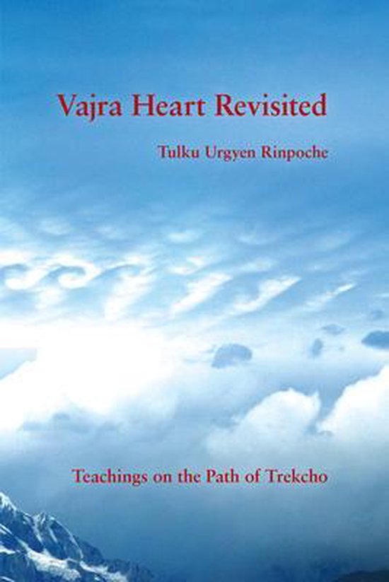Boekcover met de titel "Vajra Heart Revisited" in rode letters, geschreven door Tulku Urgyen Rinpoche, met op de achtergrond een blauwe lucht met wolken en een besneeuwde bergtop.
