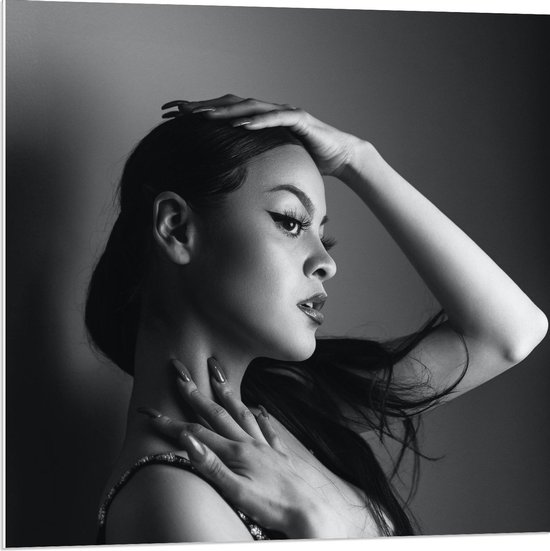 Forex - Poserende Vrouw (zwart/wit) - 80x80cm Foto op Forex